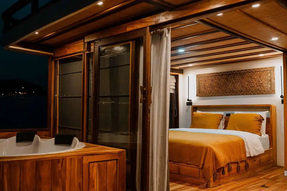 Raja Ampat Boat Tours in 2027: A Detailed Look at Speedboat and Liveaboard Costs