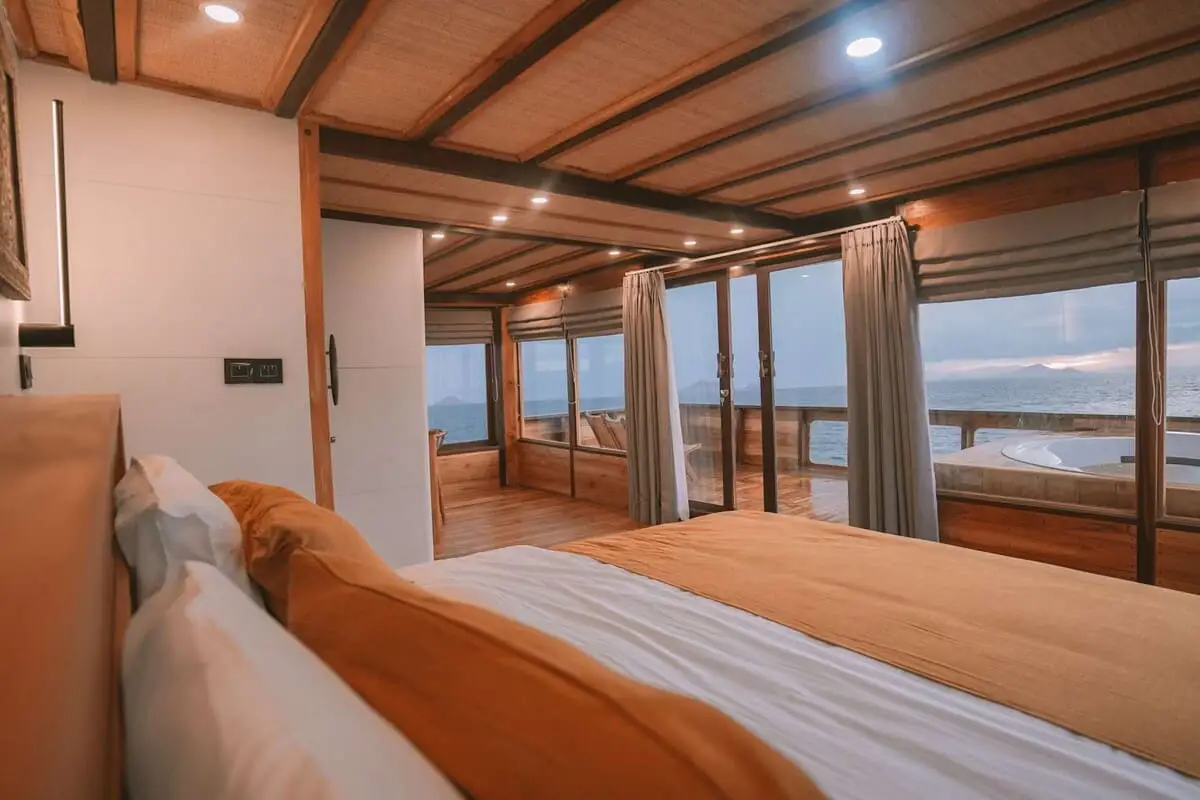 Raja Ampat Liveaboard vs. Resort Stay 2027: A Definitive Guide